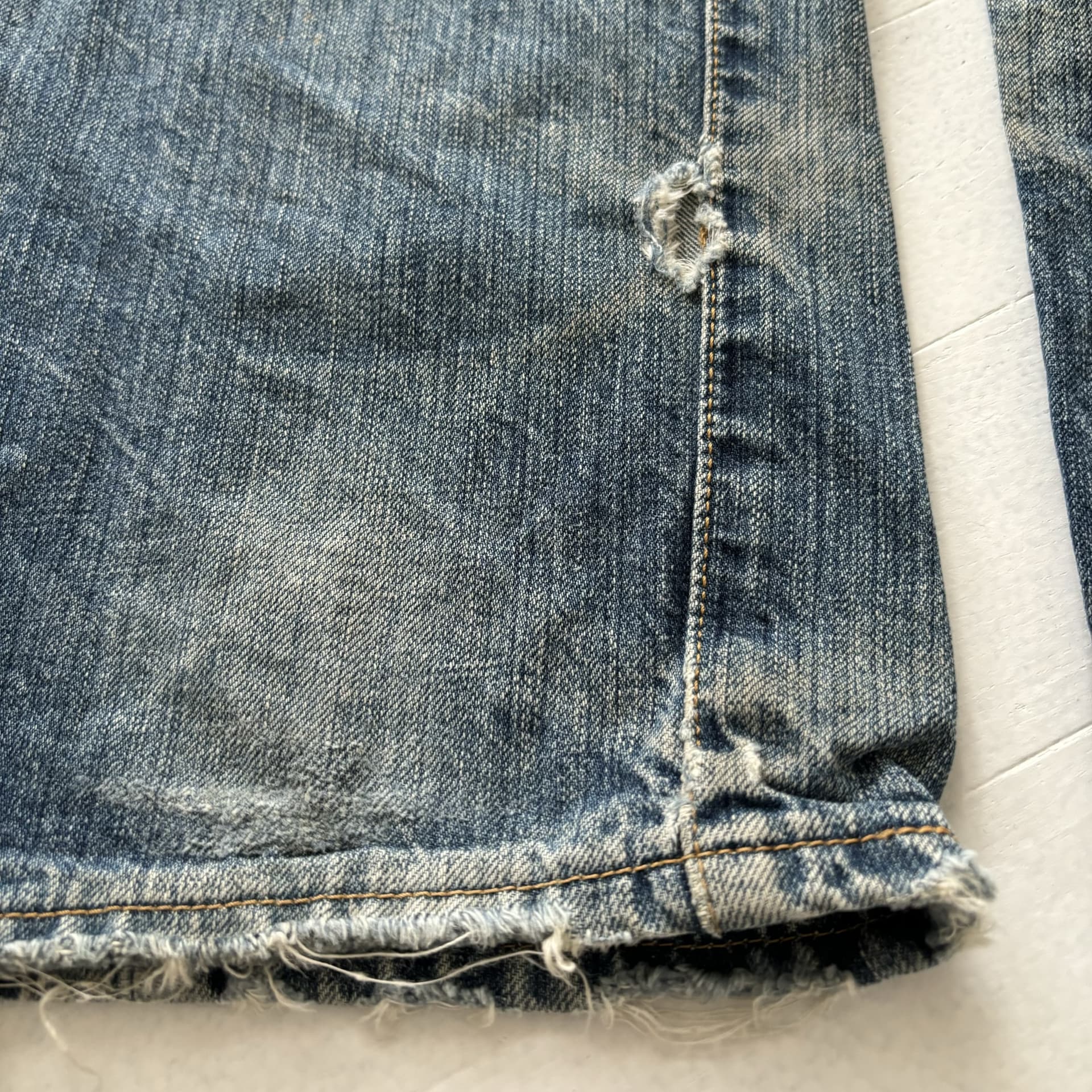 セカンドストリートの店舗外観と店内に並ぶ衣料品やブランド品などのリユース商品、オンライン通販画面をイメージしたビジュアル